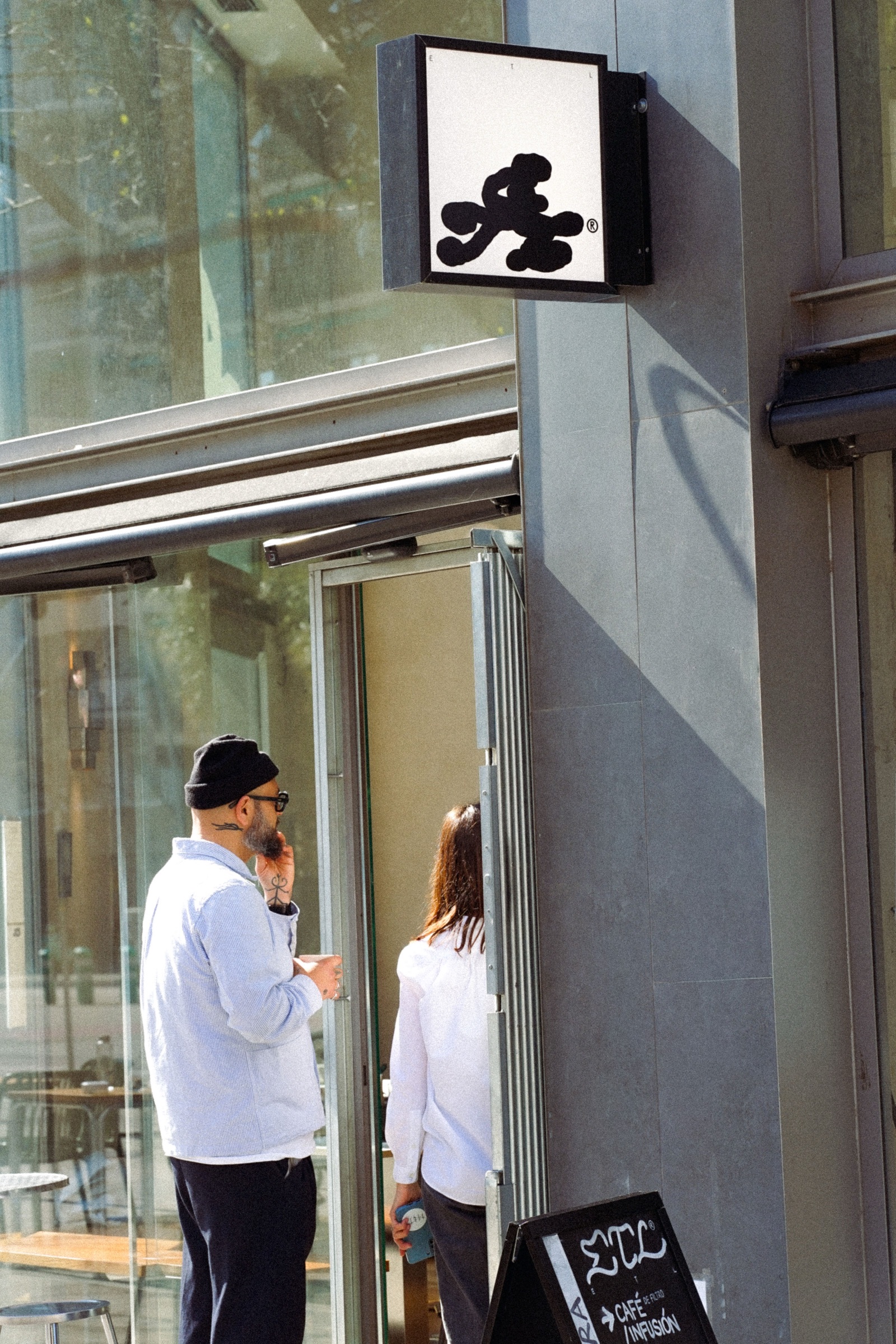 Fachada de ETL en Carrer d'Ausiàs Marc 151, Fort Pienc, letrero saliente con marca tipo mancha.